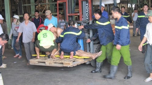 Cấp cứu tại chỗ cho các công nhân. 