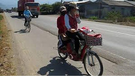 Nam sinh bi rach mat tren pho o Hai Phong hinh anh