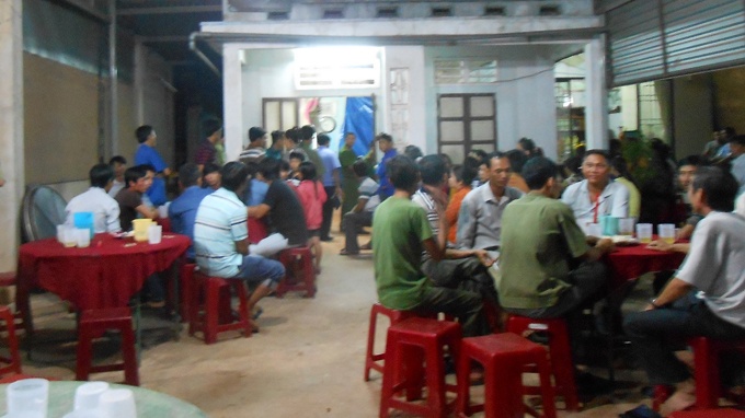 Đông đảo người thân đến chia buồn cùng gia đình anh Nhân.