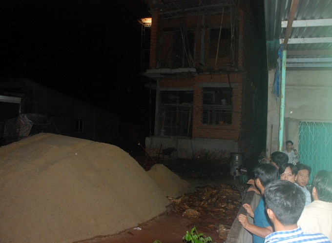 Sap mai nha dang xay, con chet tham, me bi thuong nang hinh anh