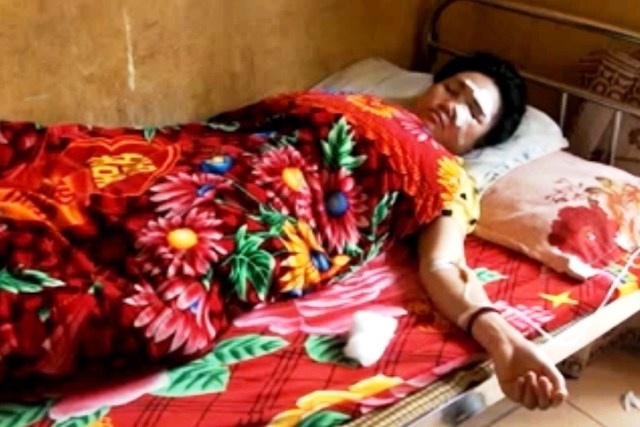 Nghe dien thoai khi tru mua, 9 nguoi bi set danh hinh anh