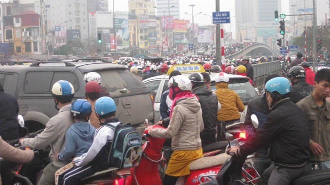 Su trai khoay cua den giao thong thu cong o Ha Noi hinh anh