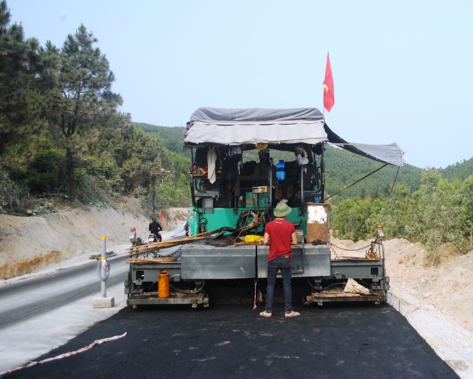 Chiều 11-4, còn khoảng hơn 50m chiều dài mặt đường cuối cùng (bên phải ảnh) chưa được hoàn thành và dự kiến sẽ rải xong thảm nhựa vào sáng 12/4.