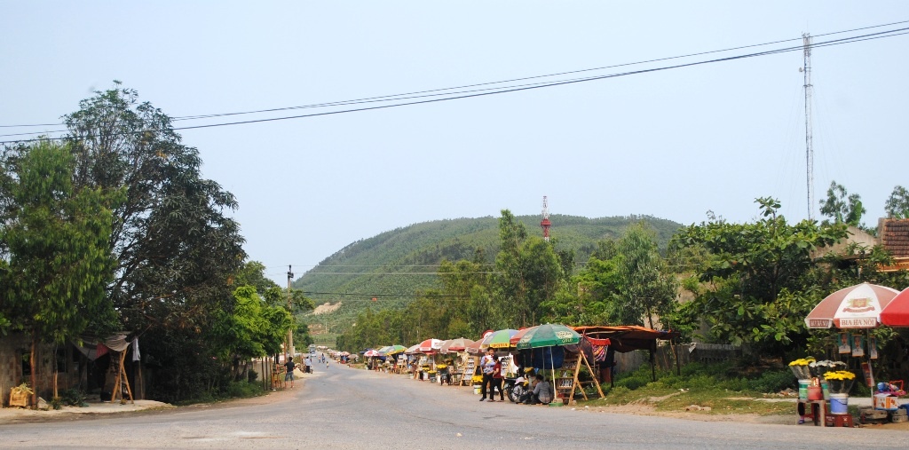 Mới đây, UBND tỉnh Quảng Bình đã chị đạo huyện Quảng Trạch chấn chỉnh việc bán hoa, ảnh ở đường vào khu mộ Đại tướng và giao chính quyền xã Quảng Đông tìm phương án quy hoạch khu bán hoa, ảnh tại đây.