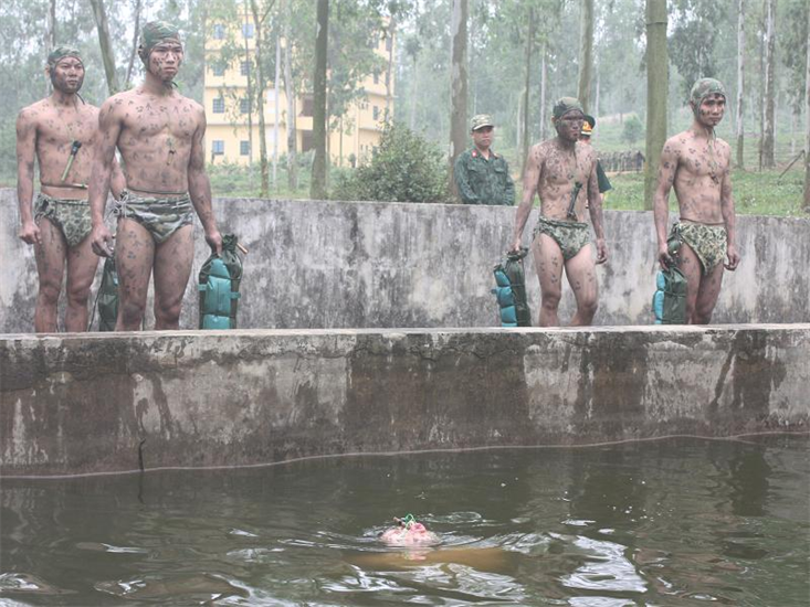 Những bài tập của đặc công nước người thường không thể kham nổi.