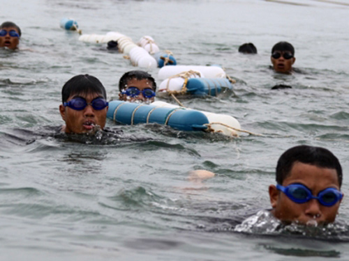 Biệt đội Người nhái trong giờ huấn luyện. Chỉ bằng phao tự chế, không dùng khí tài trợ thở, các chiến sĩ có thể bơi liên tục nhiều giờ với chiều dài gần 20 km.