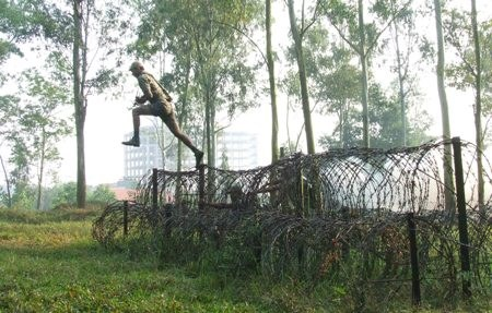 Chân không băng qua hàng rào dây thép gai.