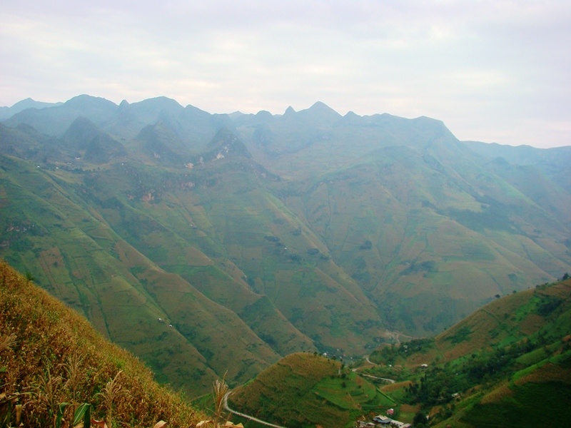 Đứng ở điểm dừng chân trên đèo Mã Pì Lèng khu vực hẻm Tu Sản có thể nhìn thấy những bản làng thấp thoáng dưới chân núi đá cao nguyên.