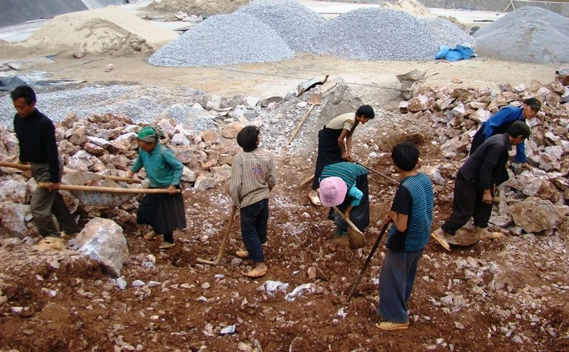  Tuy nhiên, những năm gần đây việc khai thác đá trái phép đang làm mất đi vẻ đẹp thiên tạo nơi đây.
