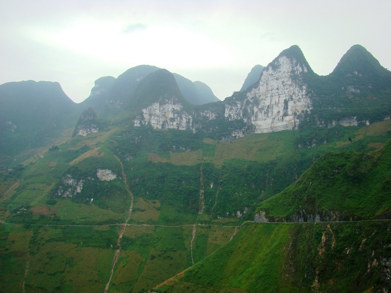 Với những dãy núi đá vôi cao ngất bao quanh những bản làng nơi đây, con đường Hạnh Phúc như một sợi chỉ xuyên qua cao nguyên đá.