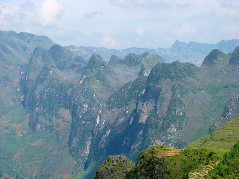 Phía xa là những dãy núi đá trập trùng ngút tầm mắt... 