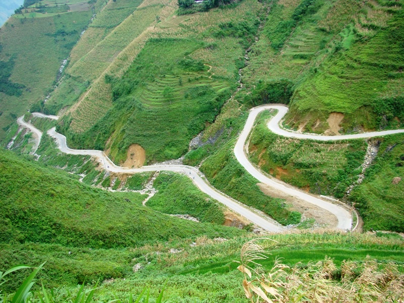  Những con đường đèo dốc quanh co quanh mà ở hẻm Tu Sản có thể nhìn thấy.