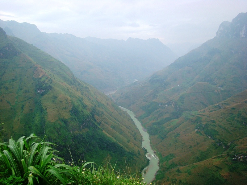 Dòng sông Nho Quế ầm ào chảy qua hẻm Tu Sản.