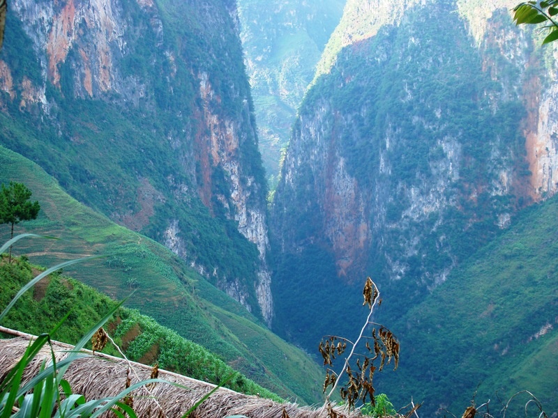  Hẻm Tu Sản sâu thẳm dưới núi đá tai mèo của cao nguyên.