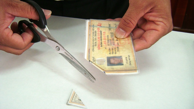 Xem xet viec cat goc giay phep lai xe hinh anh