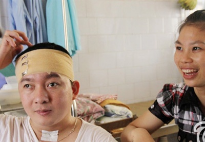 Tinh yeu cua nu dieu duong va chang linh bi chan thuong nao hinh anh