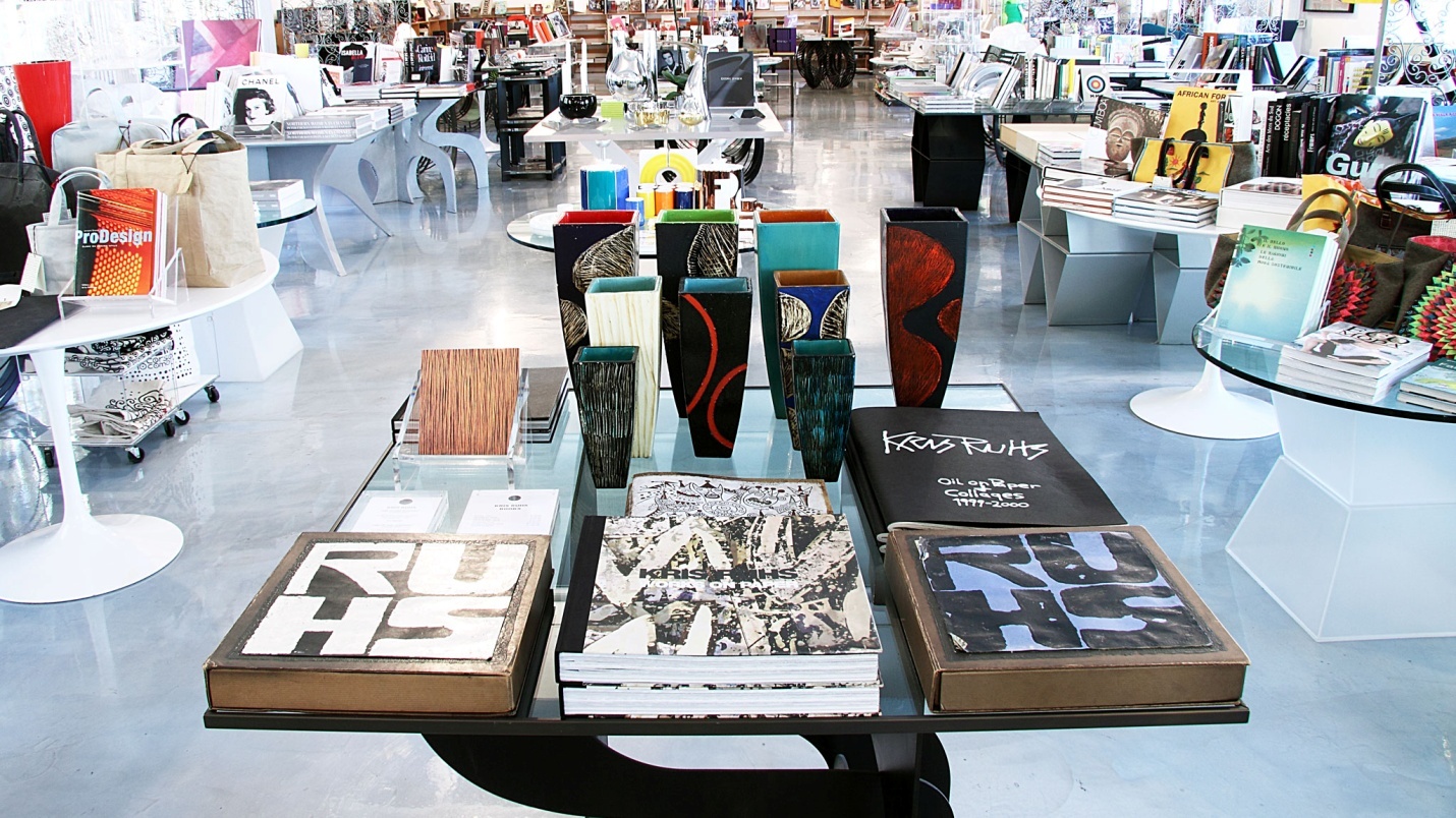 Không những thế, chúng ta còn được ngắm nhìn không gian hiện đại với cách bài trí, sắp xếp khoa học, các đầu sách được đặt gọn ghẽ dễ tìm, hàng loạt bức tranh treo trên tường hút mắt và nhiều vật dụng khác được bày biện tỉ mỉ, hài hòa.