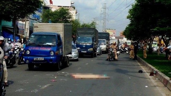 Sang duong sai luat, mot phu nu TP.HCM bi xe can tu vong hinh anh