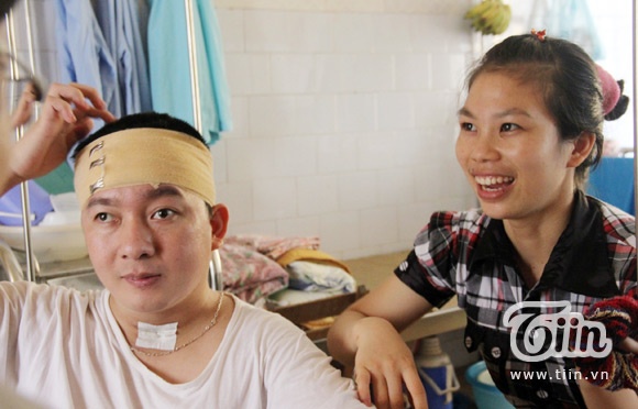 Tài chỉ tay vào vết mổ trên đầu, bên cạnh là Phượng - nữ điều dưỡng nguyện trọn đời chăm sóc anh.