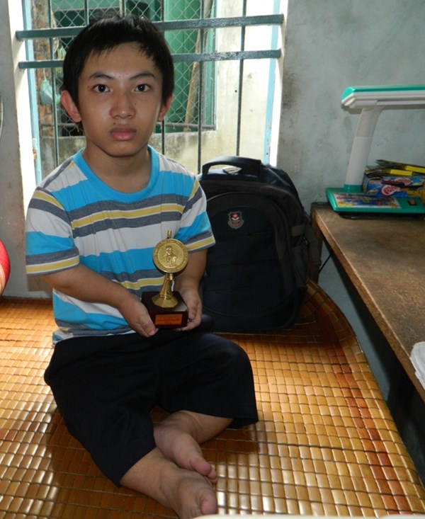 Kỷ niệm chương giải thưởng Phan Châu Trinh của “chú lùn” Đình Phước. 