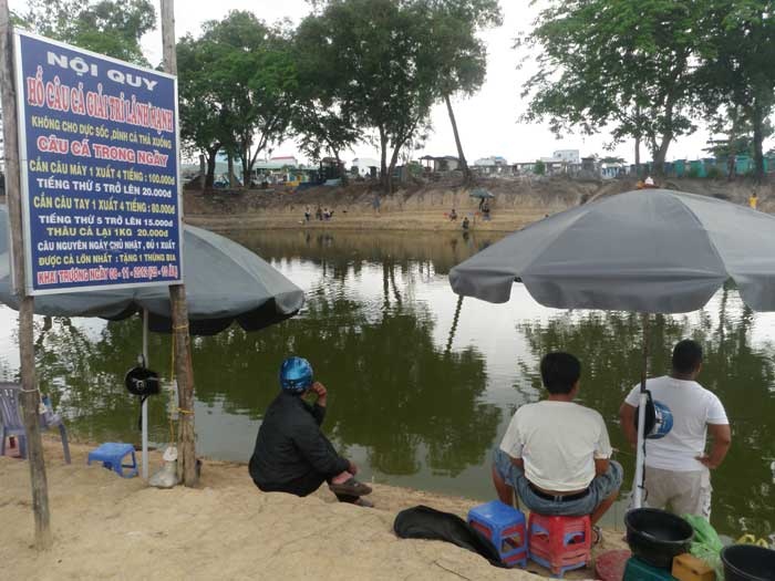 Vào mùa khô hồ cạn trơ đáy, nhưng chỉ cần vài cơn mưa, lòng hồ lại ngập nước. Nước rút xuống lòng hồ từ hơn 70.000 ngôi mộ ở phía trên và bãi rác bên cạnh, sau một thời gian trở nên xanh lè, bốc mùi tanh tưởi. 