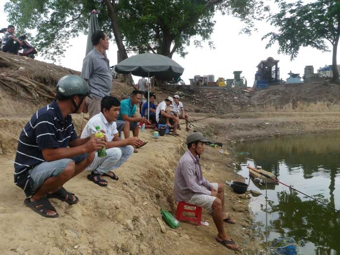 Tận dụng khi hồ có nước, chủ hồ - ông Nguyễn Văn Huệ - thả cá xuống và dựng dù cho khách thuê cần câu cá. Vào những ngày cuối tuần, mỗi ngày có cả trăm người đến câu cá. Mỗi giờ ông Huệ cho thuê cần câu cá là 25.000 đồng. 