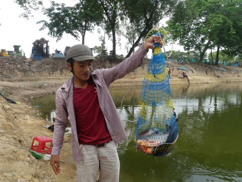 Theo ông Huệ, một số người câu được cá bán lại cho ông (20.000 đồng/kg), nhưng cũng có một số mang đi chỗ khác bán để được giá cao hơn hoặc đem về… nấu ăn. Ngay tại hồ, một số thanh niên câu cá rồi kê bàn… nhậu “chiến lợi phẩm” luôn!