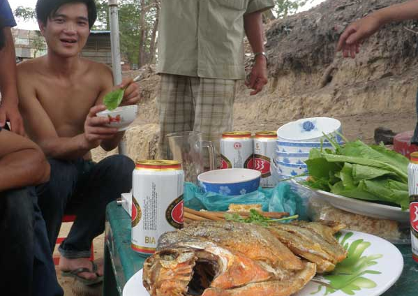 Nhau ca nghia dia chon Sai thanh hinh anh