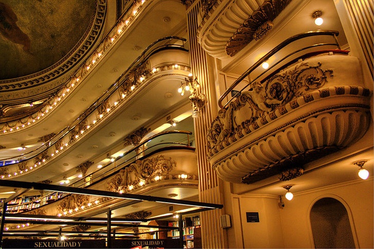 Không chỉ giữ nguyên phần không gian cũ từ nhà hát El Ateneo Spelendid, đặc biệt phần nội thất, ban công, những bức màn sân khấu… cũng được giữ lại. Nguồn: Inhabiat.com.