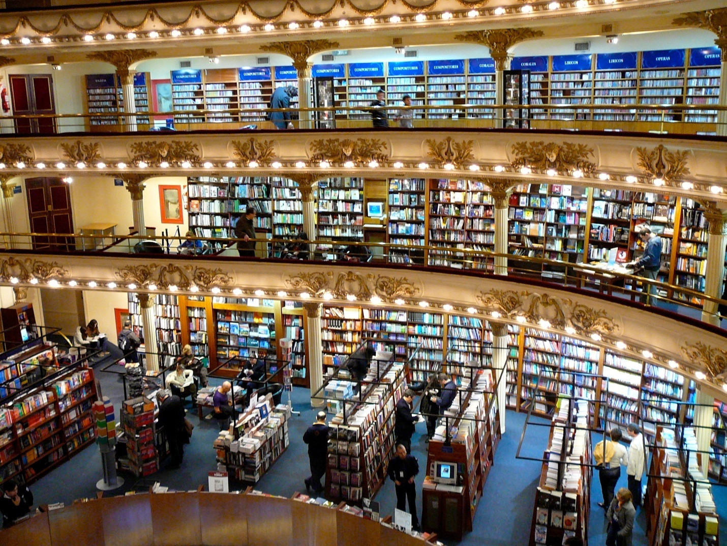 Giờ đây, El Ateneo vừa là một hiệu sách, quầy bán băng đĩa nhạc và quán cà phê. Nguồn: Journeysbyjill.com.