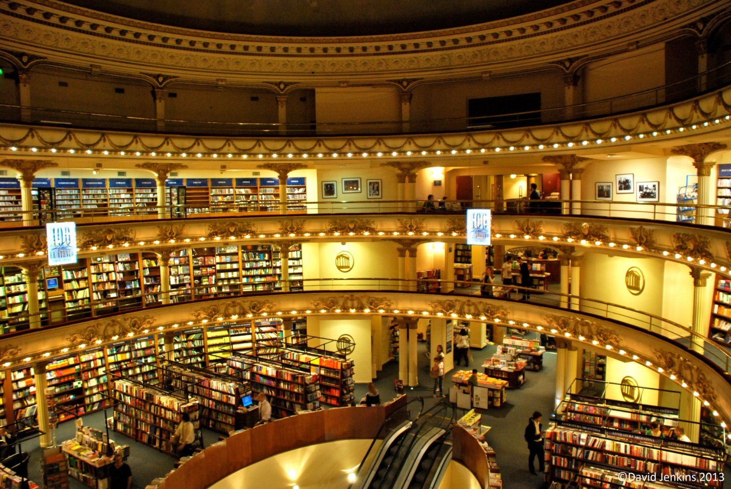 Nhưng khi bạn bước vào đây vẫn vẹn nguyên không gian của một đại hí đường như nó đã từng. Nguồn: Lucia’s travel.