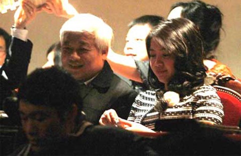 Nguyễn Đức Kiên (SN 13/4/1964) từng ghi điểm trong mắt công chúng bởi bên cạnh sự thành công trong sự nghiệp ông còn sở hữu một gia đình hạnh phúc. Bức ảnh chụp vào ngày 14/2/2012, ghi lại cảnh bầu Kiên đã trải qua khoảnh khắc lãng mạn cùng vợ trong đêm nhạc tại Nhà hát lớn, được đăng tải rộng rãi trên các phương tiện truyền thông (Ảnh: Ngôi sao.vn).