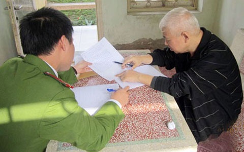 Ngày 20/8/2012, bầu Kiên bị bắt giữ tại ngân hàng ACB. Thông tin này nhanh chóng gây chấn động dư luận. Ông bị truy tố với 4 tội danh kinh doanh trái phép; cố ý làm trái quy định của Nhà nước về quản lý kinh tế gây hậu quả nghiêm trọng; lừa đảo chiếm đoạt tài sản, và trốn thuế. (Ảnh: CAND).