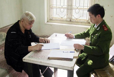 Trong trại giam, người đàn ông một thời lẫy lừng này thổ lộ với cán bộ điều tra rằng, từ ngày vào trại, hồi đầu tinh thần bất ổn do sự thay đổi đột ngột về môi trường, nhưng về sau cũng quen. Giờ ông “mềm tính” hơn, không cau có, bất hợp tác như trước nữa (Ảnh: CAND).