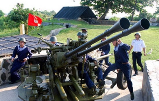 Ta còn trang bị thêm hệ thống cò điện và máy nạp đạn tự động cho pháo. Theo đó, khi có lệnh, các khẩu đội sẽ đồng loạt bắn vào mục tiêu, đảm bảo mật độ hỏa lực dày, xác suất trúng mục tiêu cao. 