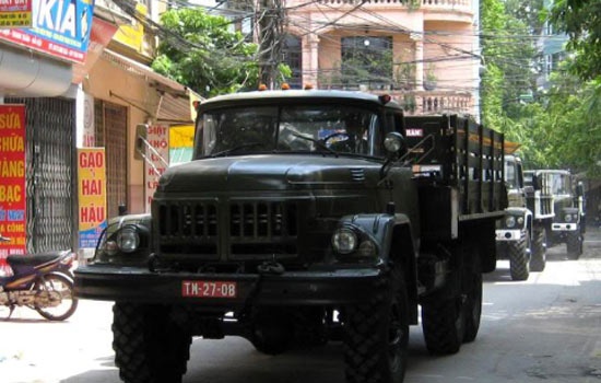 Ngoài pháo phòng không 37mm, trong cuộc diễu binh mừng 60 năm chiến thắng Điện Biên Phủ còn có xe quân sự huyền thoại Zil-131. Đây là chiếc xe tải đa dụng được thiết kế và bắt đầu sản xuất ở Liên Xô vào năm 1966. Nó ra đời để thay thế người tiền nhiệm là ZIL-157. 