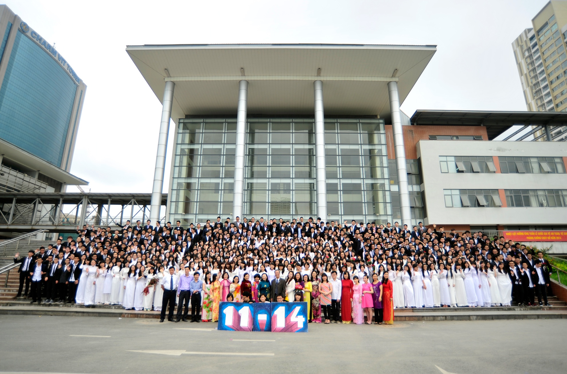 Có 17 lớp 12 niên khóa (2011-2014) cùng các thầy cô trong BGH và chủ nhiệm các lớp.