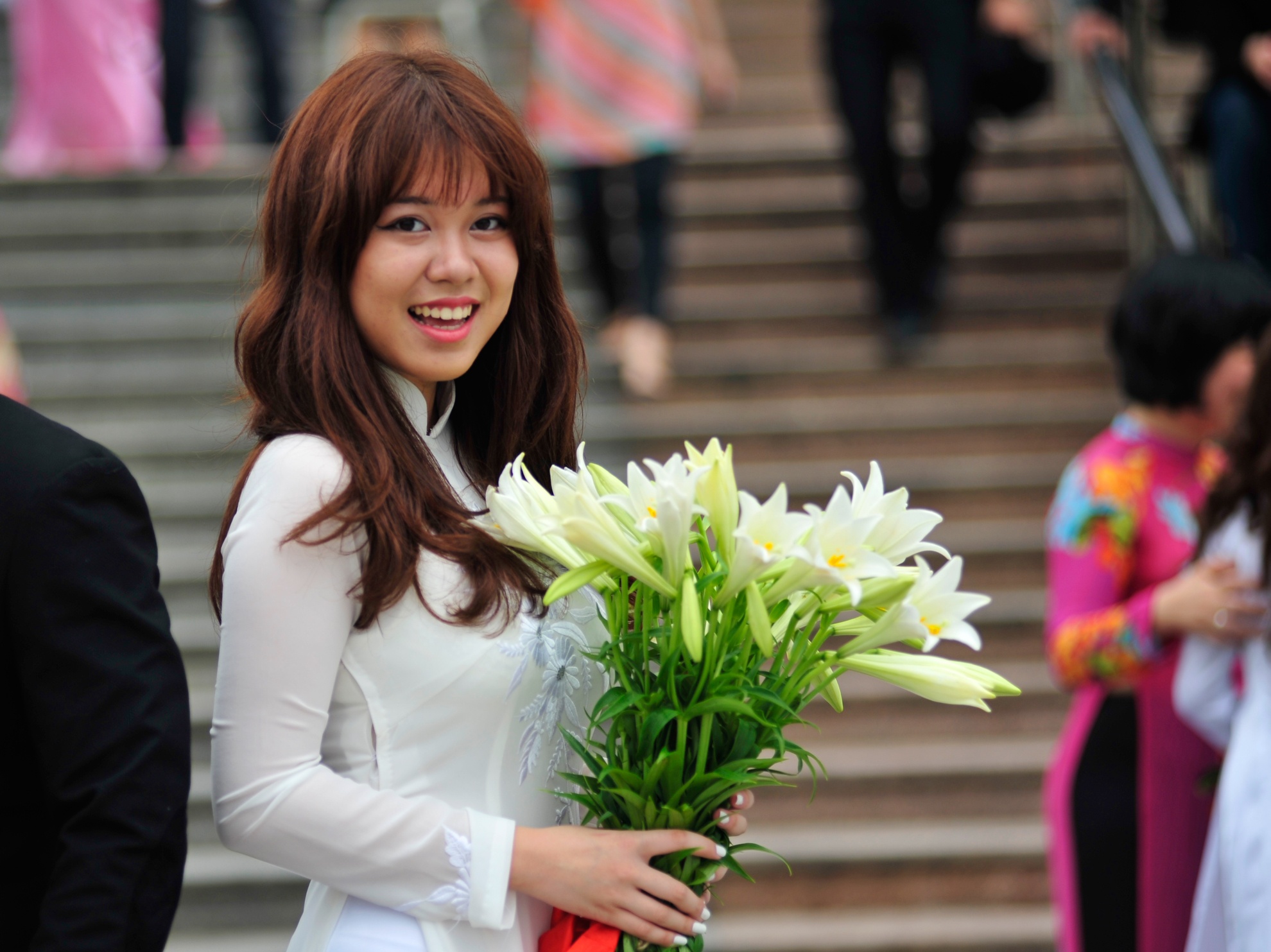 Có bạn nữ còn chuẩn bị bó hoa loa kèn của mùa hoa tháng tư.