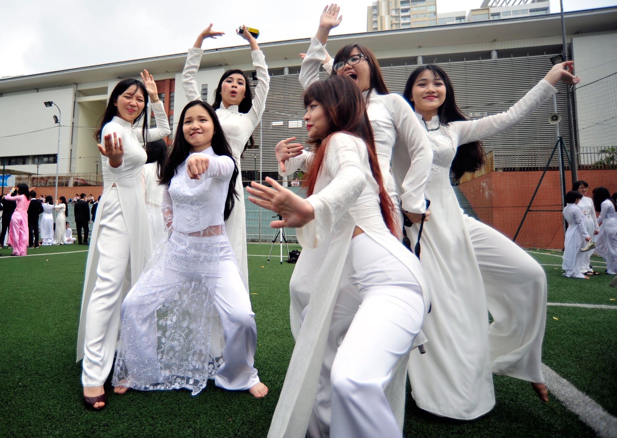 Nu sinh truong chuyen Ams quay o ngay hoi ao dai hinh anh