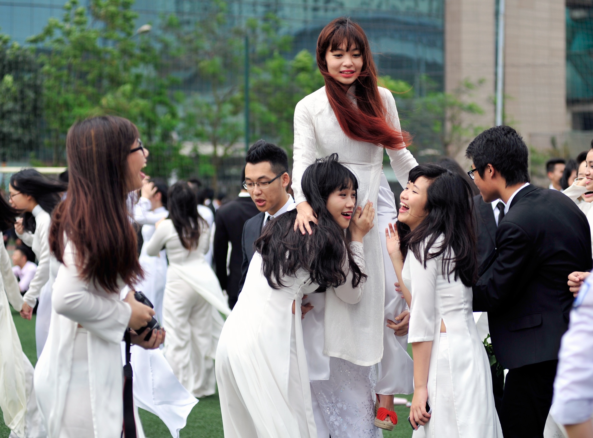 Trèo lên cổ nhau trêu đùa.