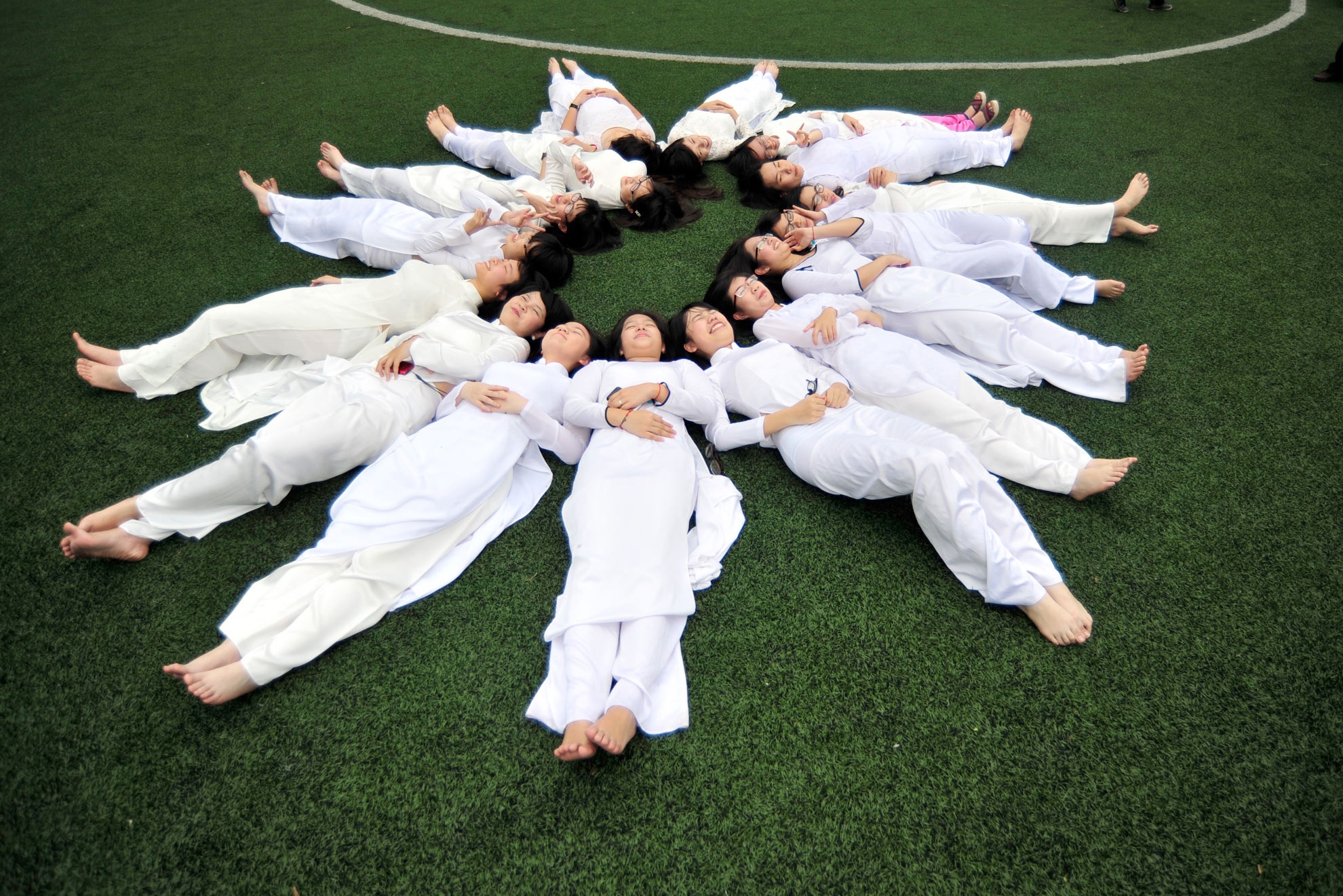 Các bạn lớp Pháp thì nằm chụm đầu vào nhau tạo một vòng tròn dể chụp ảnh.