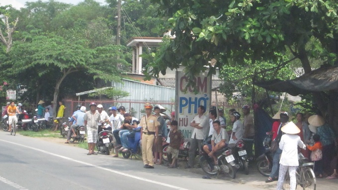 Mot phu nu chet bi an trong quan ca phe dong kin cua hinh anh