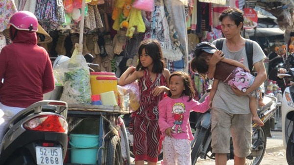 Gia dinh bon the he 'cai bang' giua Sai Gon hinh anh