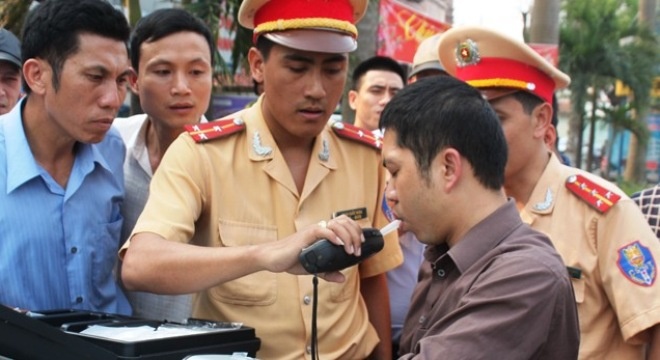 Do do con cua tai xe ca khi o trong quan an hinh anh