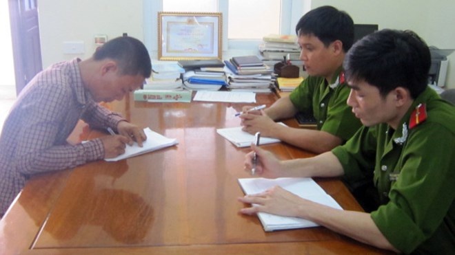 Cuu truong thon khai gi ve vu bat giu bon cong an? hinh anh