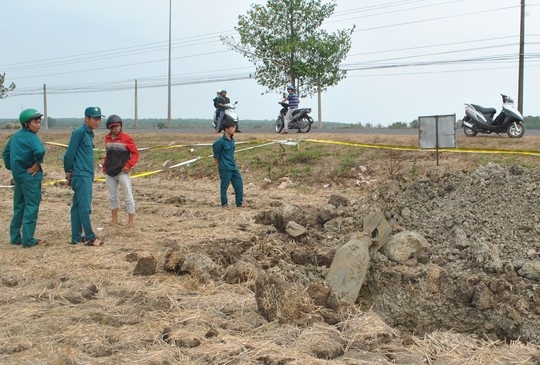 Qua bom tram kg sat truong tieu hoc hinh anh