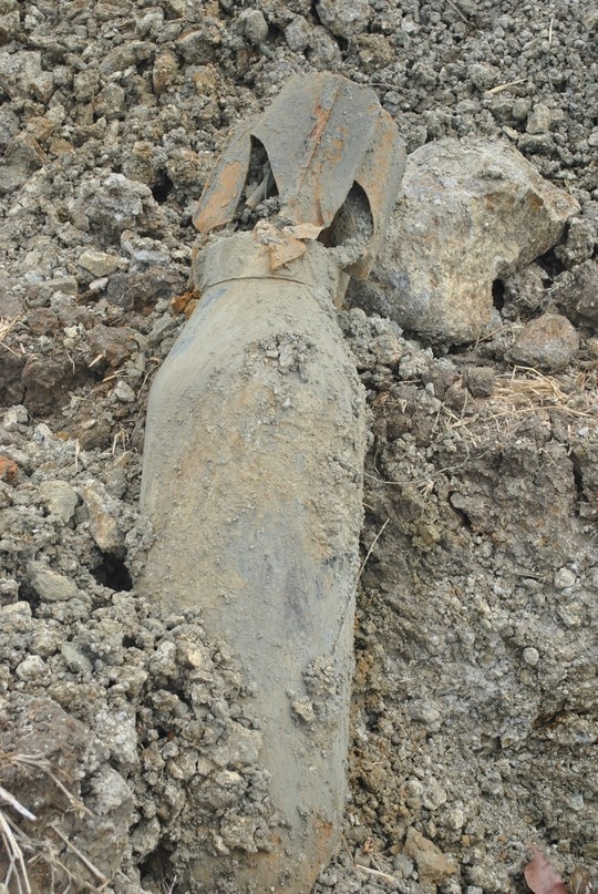 Quả bom dài khoảng 1,2 m, đường kính chừng 30 cm.