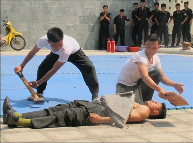 Man trinh dien vo thuat cua canh sat co dong hinh anh