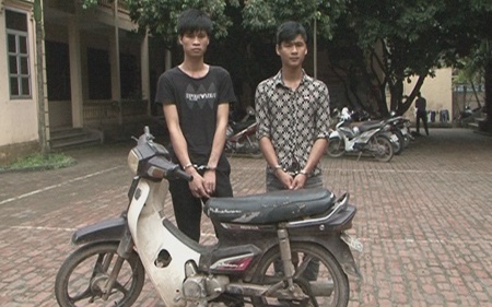 Hai đối tượng Nguyễn Văn Cương và Nguyễn Đăng Cường tại cơ quan điều tra.