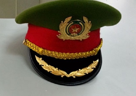 Mot cong an bi ky luat vi cho muon non kepi hinh anh